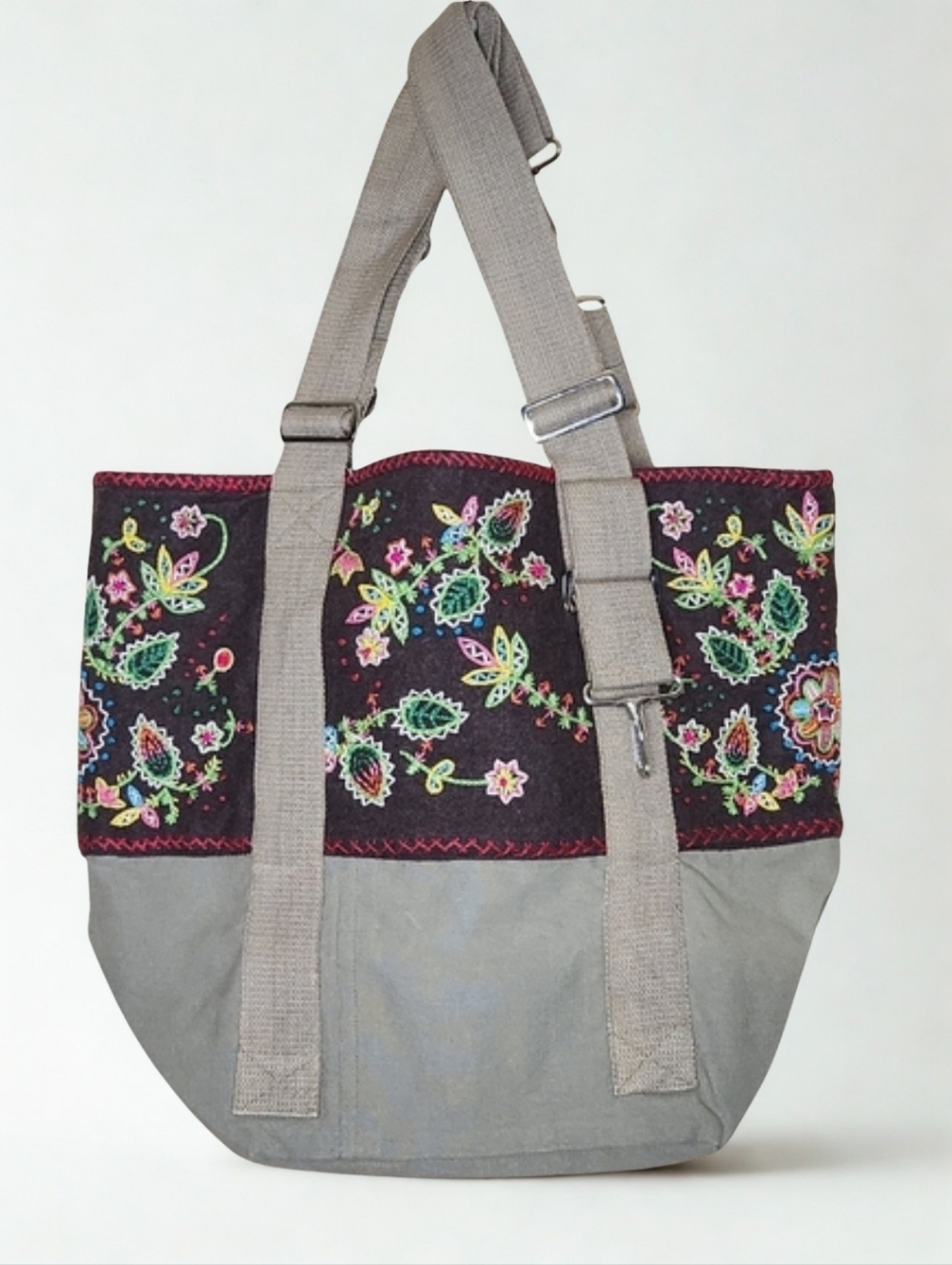 𝘍𝘳𝘦𝘦 𝘗𝘦𝘰𝘱𝘭𝘦 NEW! Boho Embroidered  Floral & Canvas Carryall Tote Bag